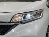 【LEDヘッドライト】悪天候や夜間走行時も良好な視界を確保し安心して運転できる高輝度LEDヘッドライトを装備!点灯速度が早く、消費電力も抑えられています。