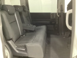 2列目シートは背もたれの角度調節ができるベンチシートになっております。長距離運転になってもゆったりとできるように、カップホルダー付きアームレストがついてます。