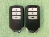 スマートキーを装備しています。鍵を差し込むことなくドアロックの開け閉めと、スタートボタン操作でのエンジンスタートができます。ボタン操作でトランクが開けられるトランクオープナーもついています。