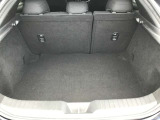 トランクスペースもこちらでご確認ください!深さもあって荷物もしっかり収納できますよ☆目隠し用のトノカバーは取り外し可能です!