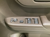 ハンドルの右側に電動格納付きパワーミラーの操作スイッチがついています。左右のサイドミラーの角度調節も微調整ができて便利です。パワーウインドウは運転席でドア4枚とも上下の操作ができるようになっています。
