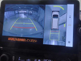 パノラミックビューモニター付きです。車両を上から見たような映像をディスプレイ画面上に表示。運転席からの目視だけでは見にくい、車両周辺の状況をリアルタイムでしっかり確認できます。