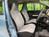運転席まわりには十分なスペースがあり、大柄な方でもゆったり運転していただける環境です。