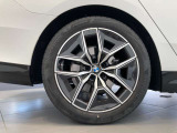 BMWの純正アロイホイールは軽量かつ強度にも優れているホイールで走行性能を引き上げる設計になっております。足元にもBMWは妥協がなくこだわっている個所になります。