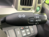 【オートライト】周りの明るさに応じて自動でヘッドライトの点灯・消灯ができる機能です!ライトの付け忘れ・消し忘れなどが無くなり、雨の日や夕方の走行も安心!トンネル通過時も便利ですね♪