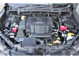SUBARUの水平対向エンジン、回転バランスに優れているほかエンジン全高が低く、軽量・コンパクトな特性により、車体の低重心化にも貢献します。