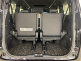 サードシート跳ね上げ式で折りたたみ可能です。キャンプ用品など大きな荷物もばっちり収納可能です!