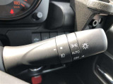 周囲の明るさに応じて自動でヘッドライトの点灯・消灯ができる機能です。トンネル通過時にライトの付け忘れ・消し忘れが無くなり雨の日や夕方の走行も安心・安全ですね♪