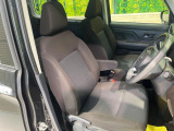 運転席まわりには十分なスペースがあり、大柄な方でもゆったり運転していただける環境です。