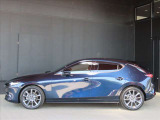 優れたデザイン性も人気のMAZDA3です。流麗で独特の曲線が光るサイドビューに映り込む景色は、さながら日本庭園の借景のように美しく趣があります★☆★☆