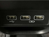 【USBポート】USBポートも装備されています、スマートフォンの充電やオーディオに連携も可能です、今や欠かせない装備の一つです!