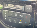 【オートエアコン】一度お好みの温度に設定すれば、車内の温度を検知し風量や温度を自動で調整。暑い…寒い…と何度もスイッチ操作をする必要はありません。快適な車内空間には必須の機能ですね♪