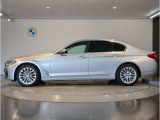 【拘りのFR】BMWが多く採用するFR車。ダイレクトでスポーティな加速感・シャープなハンドリングを実現。縦置きエンジンレイアウトにより、フラットで上質な乗り味です。