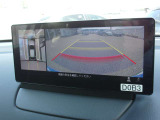 360度ビューカメラを搭載。4方の小型カメラの映像を処理し、車両真上からの映像に変換しています。