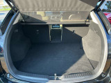 CX-5だけのリアシート4:2:4分割。真ん中を倒すことでスキー板や絨毯などの長い物を載せても、両サイドの乗員が窮屈にならなずにお座り頂けます。