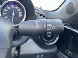 【オートライトシステム】車外の環境に合わせてライトを点灯します。トンネル入り口では瞬時に点灯するなど、点灯、消灯を車外の明るさに応じて行います。