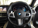 BMWエンブレムが際立つマルチファンクション・スポーツ・レザー・ステアリングホイール。触り心地が滑らかで運転も楽々♪