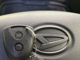 【キーレス】少し離れた場所からでもボタン一つでドアの開錠・施錠ができるのでとっても便利!ドアの鍵穴周りに傷をつけることもありません♪