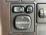 【電動格納ミラー】サイドミラーは電動格納式となっており、狭い駐車場でもキズがつくリスクを抑えられます。
