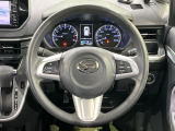 インテリアに合わせたデザインのステアリングは、運転される方のことも考え、運転しやすい形状、大きさです。是非一度、実際に触ってお確かめください。