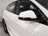 ドアミラーにはLEDウインカーが埋め込まれており、対向車からの視認性を高めております。