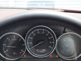 運転視界の遠方上方に虚像を投影することで前を見ながら情報の視認ができます。本当にドライバーが必要な情報を適切に伝え、楽しんで頂くことを考えた新世代装備です。※虚像は1.5m前方に浮かぶイメージです。