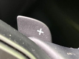 【パドルシフト】ハンドルから手を離さずに素早くシフトアップ&ダウンができるので、エンジンブレーキを使う下り坂や高速道路の合流で加速したい場面で役立ちます。