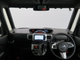 シンプルながら機能性溢れる運転席廻りです。視界性もよく、運転しやすいですよ。