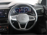 Volkswagen全車共通の上質な本革を使用した手触りのしっとりとしたステアリングです。唯一素肌が触れるハンドルは上位モデルと同じ握り心地になっております。