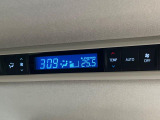 【リアオートエアコン】広い後部座席には必須の機能!風量や温度を自動で調整し前席と同様な車内環境にしてくれるリアオートエアコンを装備。夏の暑さも冬の寒さもストレスなく快適にお過ごしいただけます♪
