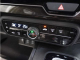 【オートエアコン】温度を設定すれば自動で快適な車内温度を保ちます。エアコン内部の高性能脱臭フィルターで車内のアレルゲンや花粉を除去。