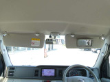 運転席にサンバイザー裏にはバニティミラーが備わっていますので、車の外に出る前にパパッと身だしなみをチェックすることができて便利ですよ♪