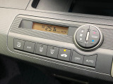 【オートエアコン】一度お好みの温度に設定すれば、車内の温度を検知し風量や温度を自動で調整。暑い…寒い…と何度もスイッチ操作をする必要はありません。快適な車内空間には必須の機能ですね♪