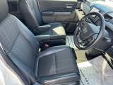 乗り心地の良いフロントシートです。足回りも広々としておりますので、長時間の運転も疲れづらいですよ。