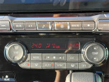 【左右独立温度コントロール式フルオートエアコン(DUAL/SYNC)】運転席側と助手席側でそれぞれ自由に温度設定ができ、快適な風量やモードなどを自動調整します!