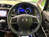 インテリアに合わせたデザインのステアリングは、運転される方のことも考え、運転しやすい形状、大きさです。是非一度、実際に触ってお確かめください。