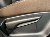 運転席にはドライバーの体型や好みに応じて前後方向だけでなく、高さの調整ができるシートリフターを装備!