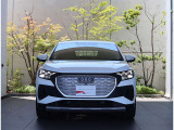 ●Audiが最初に採用したLEDポジショニングランプ。シャープなラインで昼間でも点けていたいと思うほど上品でオシャレです。夜間走行時はさらに目立ちます!