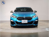 【BMWの伝統】BMWの特徴的な“キドニーグリル”は、80年以上続く伝統の形でございます。変わらないこだわりのデザインが、プレミアムブランド“BMW”を創り出します。