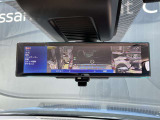 車両後方のカメラ映像をミラー面に映し出すので車内の状況や天候に左右されず後方視界を得られます。