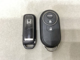 スマートキーを装備しています。鍵を差し込むことなくドアロックの開け閉めと、スタートボタン操作でのエンジンスタートができます。加えて、純正リモコンエンジンスターター用の操作キーもついています。