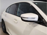 ドアミラーにはLEDウインカーが埋め込まれており、対向車からの視認性を高めております。