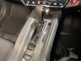 自然に手が届く距離に配置されたシフトレバー。