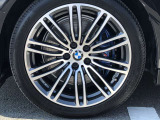BMW純正19インチホイール。洗練されたデザインで、足元の個性を引き立てます。
