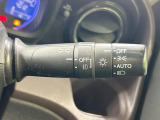 【オートライト】周りの明るさに応じて自動でヘッドライトの点灯・消灯ができる機能です!ライトの付け忘れ・消し忘れなどが無くなり、雨の日や夕方の走行も安心!トンネル通過時も便利ですね♪