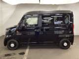 狭い駐車場でも、スライドドアならチャイルドシートへのお子さまの乗降や荷物の積載もスムーズ。