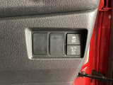 VSA装備車です。VSAはドライバーの操作と車の動きを見守っています。もし車の挙動が乱れたとき、4輪別々にブレーキをかけたり、エンジンパワーをしぼることによって車を安定させます。