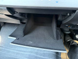 車検証などが収納できるグローブボックスも完備!