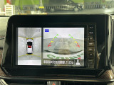 【全方位モニター】まるでクルマを真上から見下ろしたかのような視点で駐車をサポートします!クルマの斜め後ろや真横など、前後左右の4つのカメラの映像が合成されて、モニターに映し出されます。