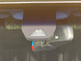【ホンダセンシング】走行中に前方の車両等を認識し、衝突しそうな時は警報とブレーキで衝突回避と被害軽減をアシスト。より安全にドライブをお楽しみいただけます。